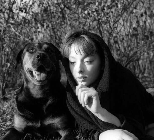 Анастасия Вертинская на лесной прогулке со своим псом Джимом.