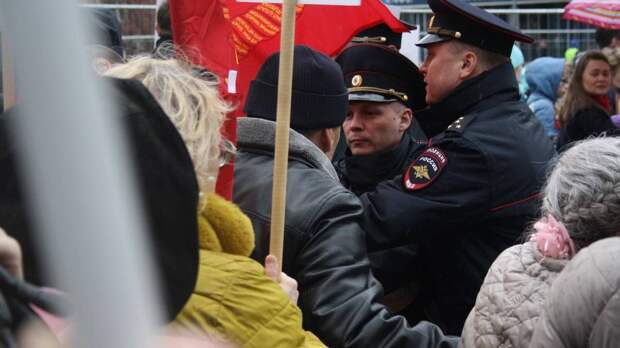 Полиция запрещает Знамя Победы 