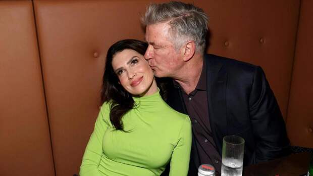 «Я бы никогда не подумала, что…»: 41-летняя жена Алека Болдуина поразила ультракоротким платьем