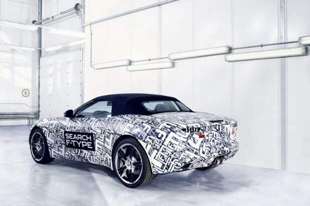 Весной 2012-го, в преддверии премьеры, британцы облачили кабриолет Jaguar F-Type в черно-белый камуфляж, узор которого был сплошное «фе» – сотни букв «F» в разных вариациях. испытания, прототип