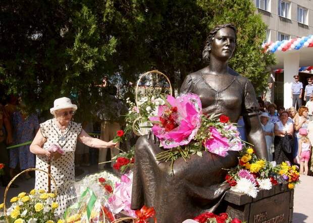 Нонна Мордюкова, памятник в Ейске. / Фото: yeiskraion.ru