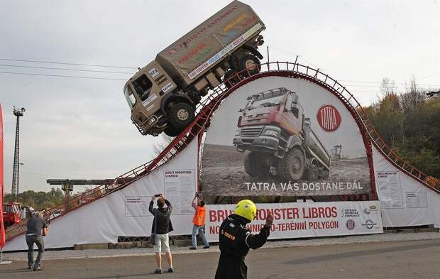 Уникальный трюк на грузовике Tatra