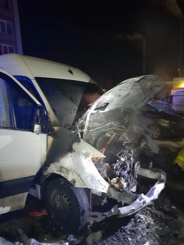 Автомобиль Mercedes сгорел в Дзержинске поздним вечером 16 марта