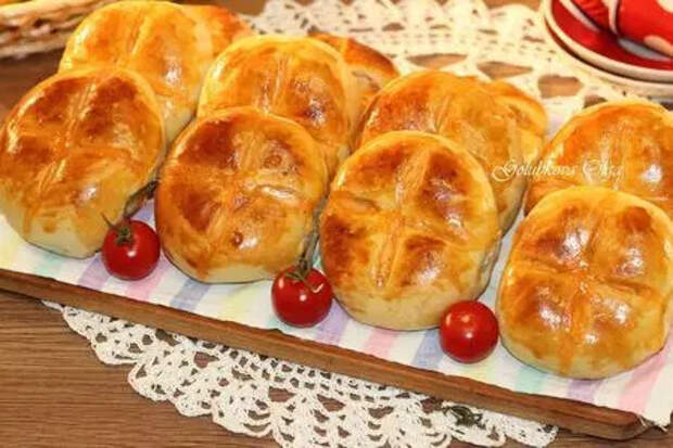 Фото к рецепту: Пироги с мясным фаршем, овощами и соусом