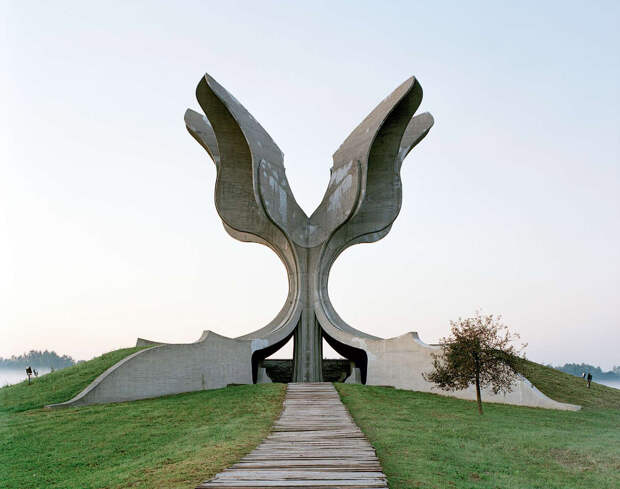 Памятник, построенный в 1966 году, был посвящена жертвам концлагеря Ясеноваца в Хорватии