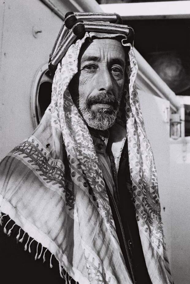 EXILED KING ALI OF HEJAZ PHOTOGRAPHED ABOARD A    SHIP ANCHORING OFF OF JAFFA, AFTER THE FUNERAL OF HIS       BROTHER KING FEISAL IN BAGDAD.äîìê òìé îçâ&quot;àæ, öåìí òì ñéôåï äàåðéä, ìàçø ùäùúúó áäìååéú àçéå äîìê ôééñì       ááâãã, òéøà÷.