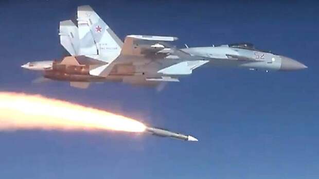 Су-35 ВВС России выпустил ракету Р-37М «воздух-воздух» 
