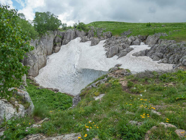 Карстовая воронка на хребте Каменное море (нагорье Лагонаки).