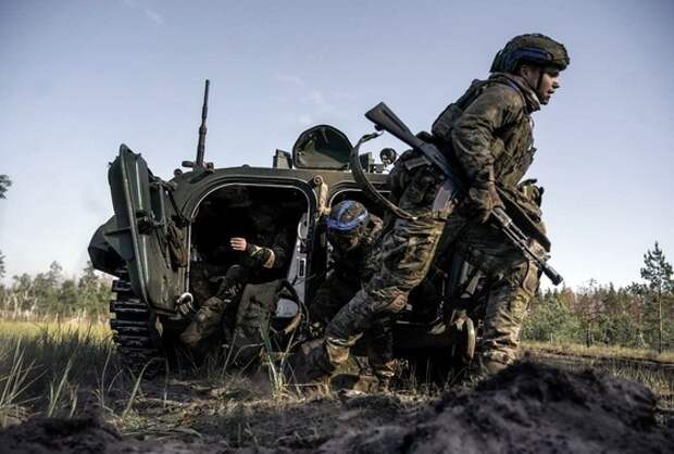 Военнослужащие штурмового отряда 1-й гвардейской Славянской бригады Южного военного округа ВС РФ пленили двух украинских военных во время боев за населенный пункт Прогресс в ДНР.