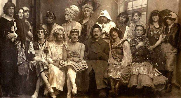 Члены подпольного гей-клуба в Петрограде 1921 году