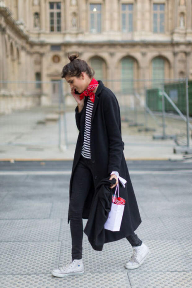 Скинни джинсы, полоска, конверсы. Parisian style, skinny jeans, black coat.