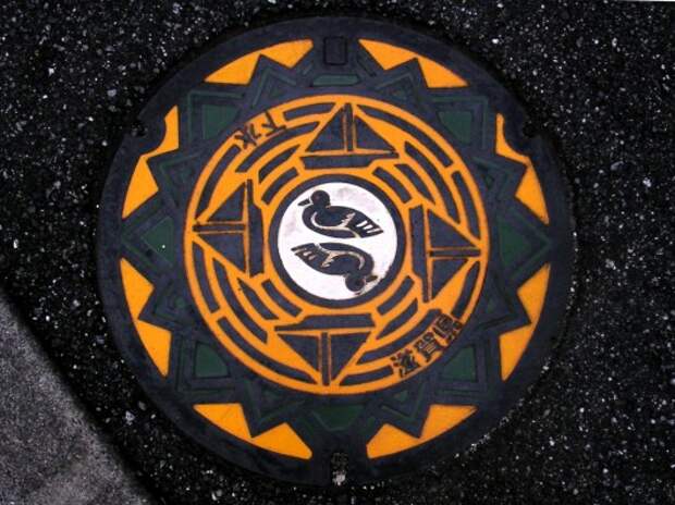 Необычные крышки люков на дорогах в Японии