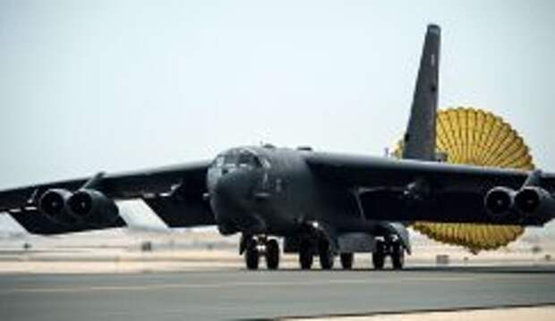 Бомбардировщик-ракетоносец США B-52H «Стратофортресс» на авиабазе в Катаре