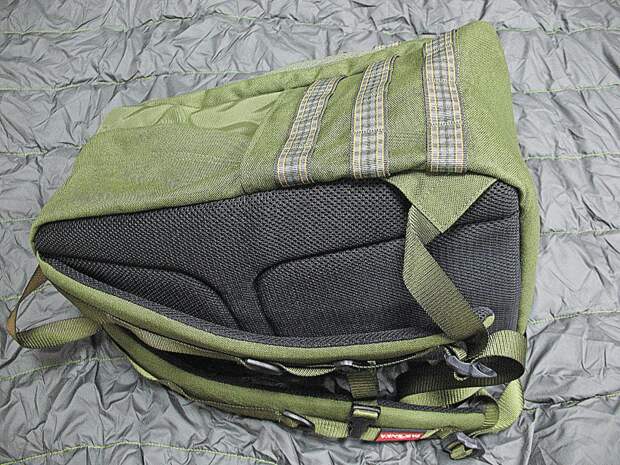 Хороший «городской» рюкзак имеет удобные лямки и полужёсткую вентилируемую спинку.