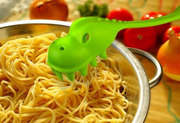 С помощью такой ложки будет удобно накладывать спагетти.