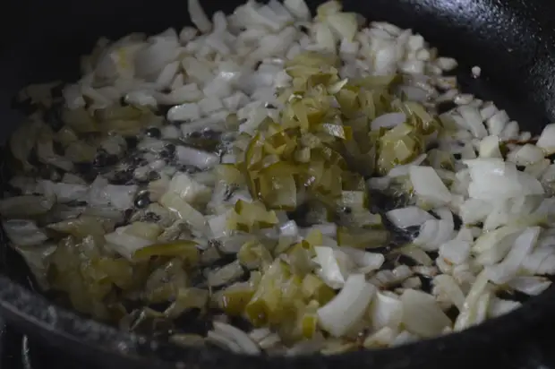 Печень с солеными огурцами. Печень тушёная с солеными огурцами.