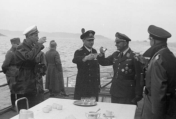 Командир итальянских катерников капитан 3-го ранга Бьянчини, офицер кригсмарине Хельмут Леисснер и подполковник люфтваффе Фридрих Зибель на Ладожском озере, август 1942 года