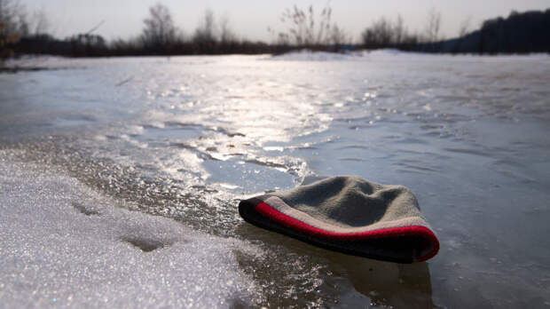 На Урале восьмилетний мальчик провалился под лед и погиб