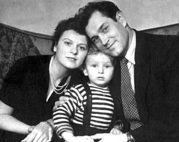 Владлен Давыдов и Маргарита Анастасьева с сыном Андреем, середина 1950-х.