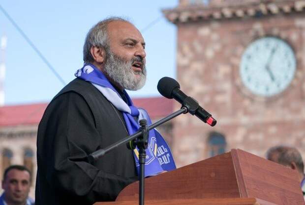 Армянский епископ Галстанян хочет свергнуть Пашиняна. Кто за ним стоит?
