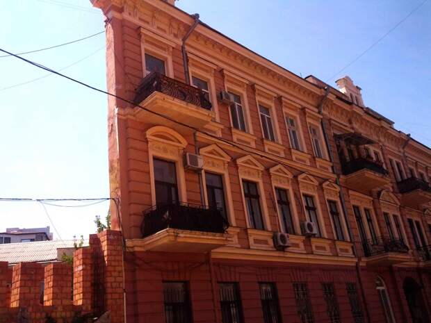 Дом с одной стеной в Одессе
