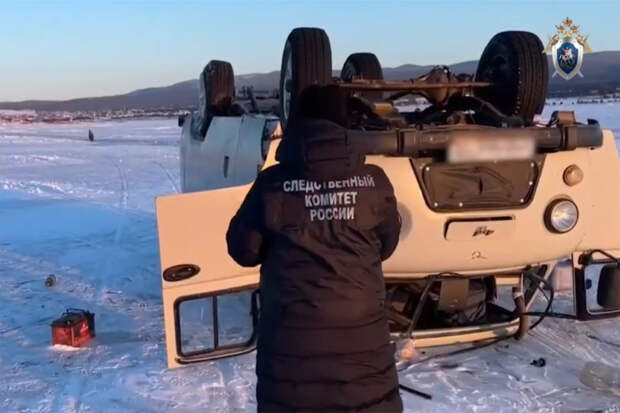 Перевернувшийся на Байкале автомобиль с людьми попал на видео
