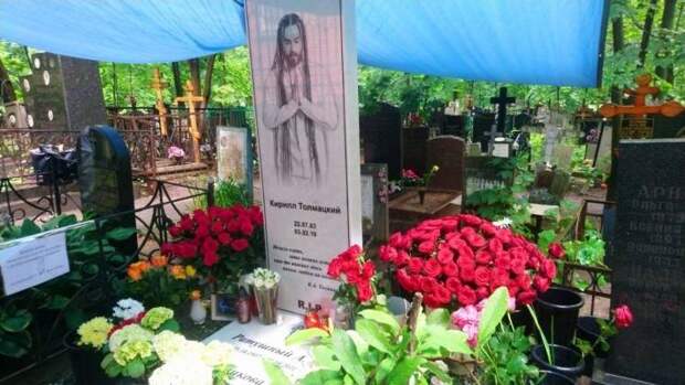 Неизвестный мужчина украл стул с могилы Децла