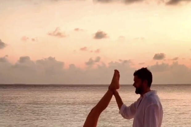 Певица Ирина Дубцова показала стойку на руках в купальнике