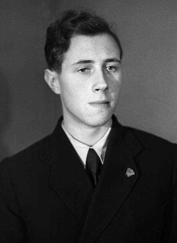 Виолончелист Мстислав Ростропович. Снимок 1945 года.