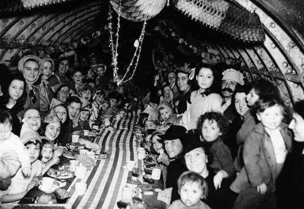 21. Мирные жители Лондона празднуют Рождество в бомбоубежище, 25 декабря 1940 года интересно, исторические фото, история, ностальгия, фото