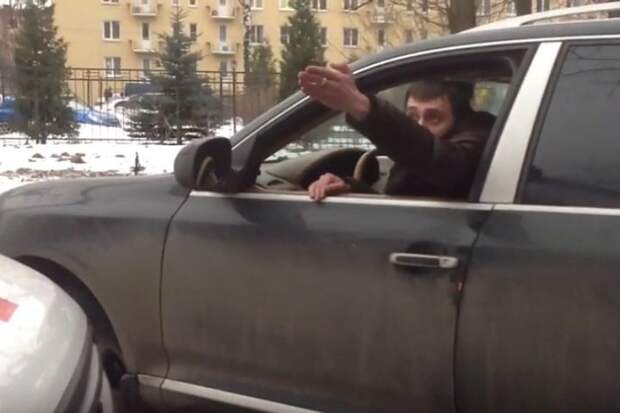 Алексей долго объяснял водителю &quot;скорой&quot;, почему ему должны уступить дорогу.