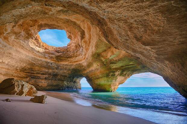 Фото достопримечательностей Португалии: Грот The eye близ деревушки Lagoa, Algarve, Portugal