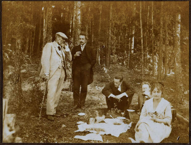 Редкая фотография из жизни Альберта Эйнштейна.