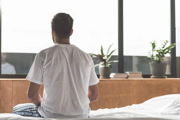 Девушка застала в своей комнате занимающегося сексом по телефону незнакомца