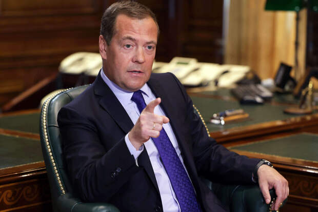 Медведев призвал ведомства избегать бесконечных согласований по вопросам обороны