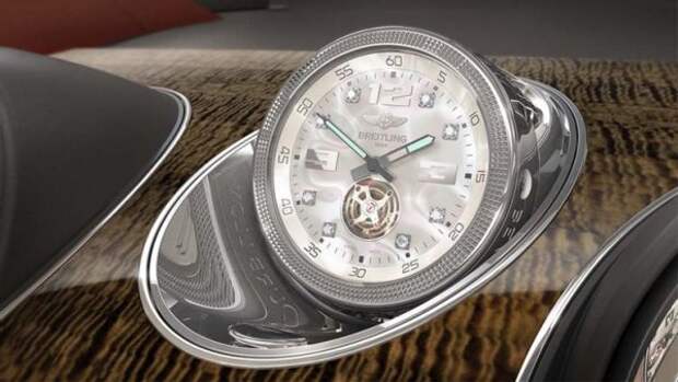 Изысканный Tourbillion стоит невероятных 170 000 долларов и является самым дорогим вариантом, доступным в настоящее время для роскошного внедорожника. Чтобы составить представление об этой цене, отметим, что самая дешевая модификация Bentayga, представленная сегодня на рынке - Bentayga Hybrid, стоит примерно 180000 долларов! Как и ожидалось, это не обычные часы, а сделанные на заказ для автомобиля компанией Breitling. Он полностью механический, за исключением небольшого электродвигателя, который так часто вращает часы, чтобы гарантировать, что они никогда не разрядятся.