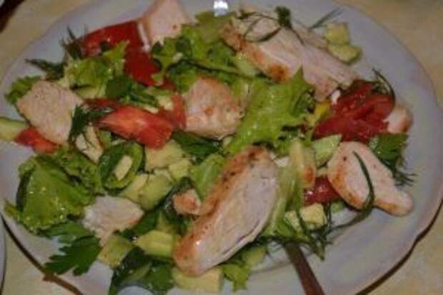 Фото к рецепту: Легкий салат с курицей