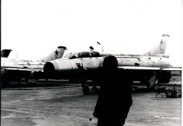 Техник провожает в полет учебно-тренировочный самолет («спарку») Су-7У борт 71 в 34-м инструкторском АПИБ – аэродром Насосная (Кировабад, Азербайджанская ССР), 1979 г.