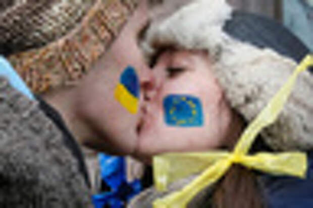 Students kiss as they stand on a street to form a human chain from the Ukrainian capital to the western border during a demonstration in support of EU integration at Independence Square in Kiev