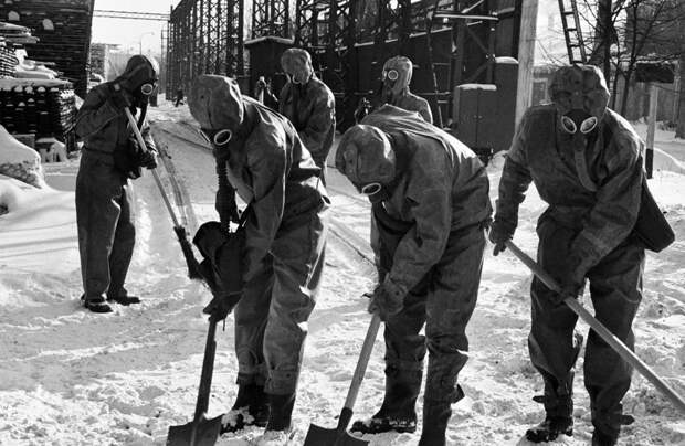 Чему учили в СССР на уроках гражданской обороны