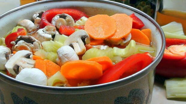 Варите овощи в эмалированной кастрюле.