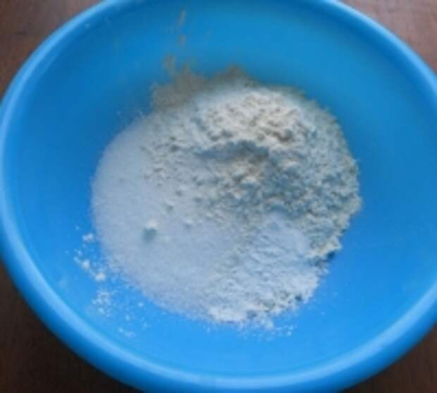 Шаг №4 - Сахар смешать с мукой (1 стак.), солью и разрыхлителем. Затем влить молоко и перемешать тесто до однородности. Тесто получится, как на толстые блины.