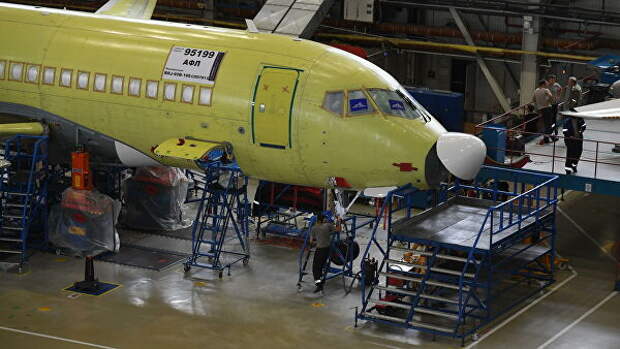 Самолет Sukhoi Superjet 100 в цехе окончательной сборки на заводе имени Гагарина в Комсомольске-на-Амуре Санкции делают Superjet неконкурентоспособным по цене, заявил Борисов