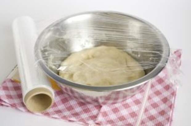 Добавляем в тесто масло и ставим отдыхать