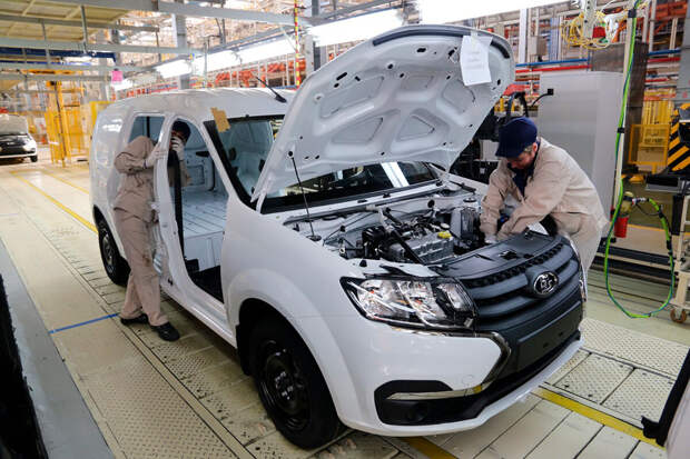 "АвтоВАЗ" возобновил выпуск автомобилей Lada Largus на заводе в Ижевске