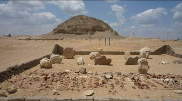 Современный вид на пирамиду в Хаваре. Изображение взято с сайта: https://www.deluxetoursegypt.com/wp-content/uploads/2019/03/hawara-Pyramid.jpg