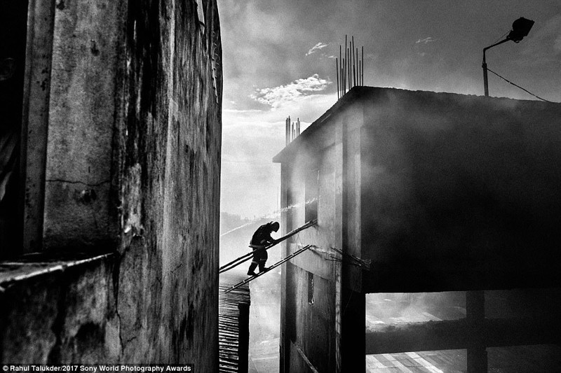 Пожарный забирается в горящее здание фабрики Sony World Photography, Sony World Photography Awards 2017, фотоконкурс