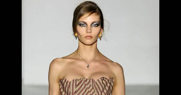 Алеся Кафельникова вышла на подиум показа Vivienne Westwood в рамках Недели моды в Париже