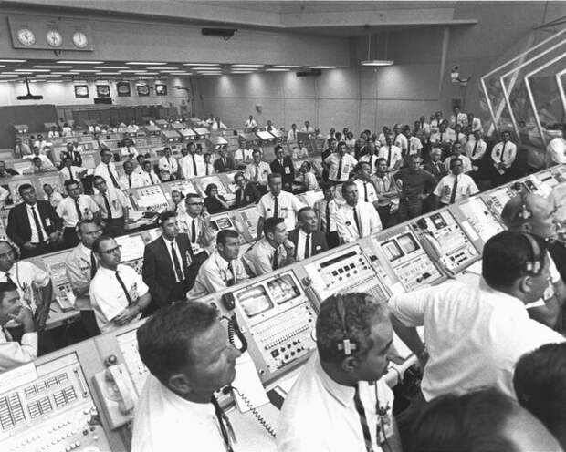 12. Люди наблюдают, как астронавты "Аполлон-11" поднимаются со стартовой площадки во время запуска 16 июля 1969 года интересно, исторические фото, история, ностальгия, фото