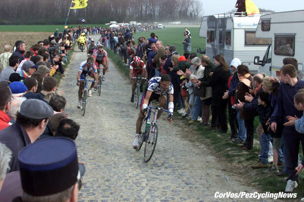 Parijs-Roubaix, foto Marco Ferrageau/Cor Vos ©2000 Hincapie, Tafie, Hoffmann en Vainsteins